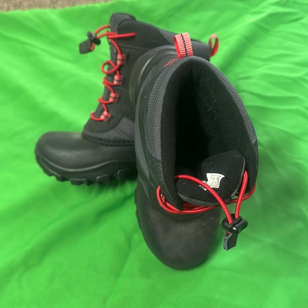 Kids size 3 Columbia snow boots